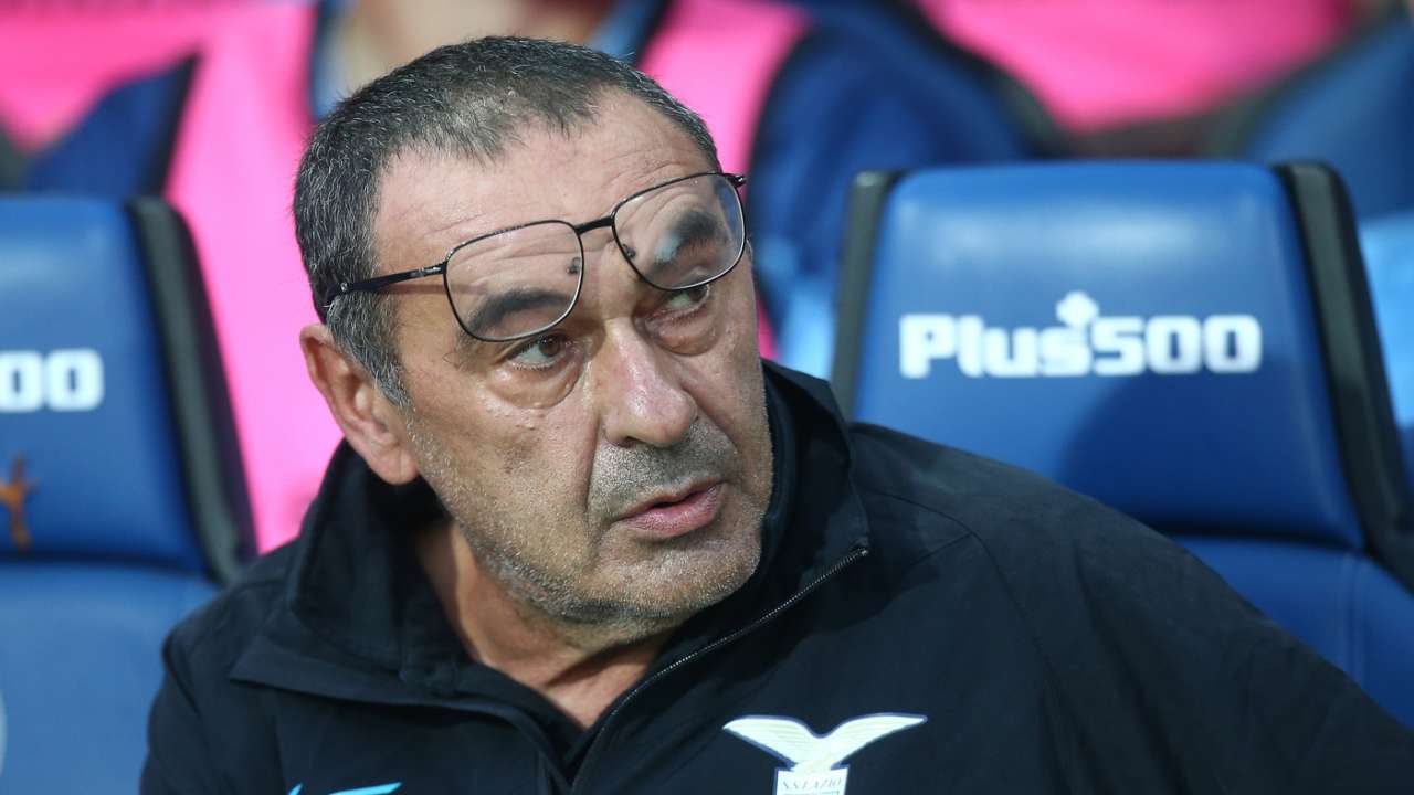 Maurizio Sarri dubbioso in panchina