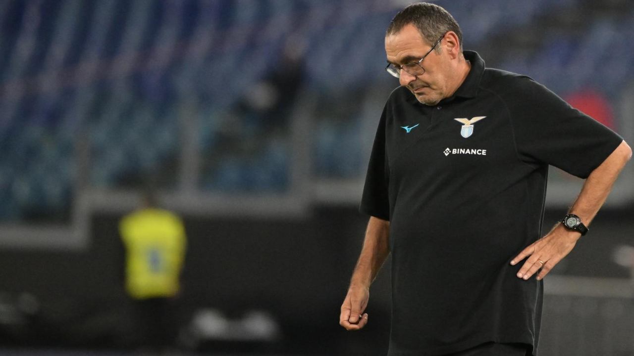 Maurizio Sarri assorto nei suoi pensieri in panchina