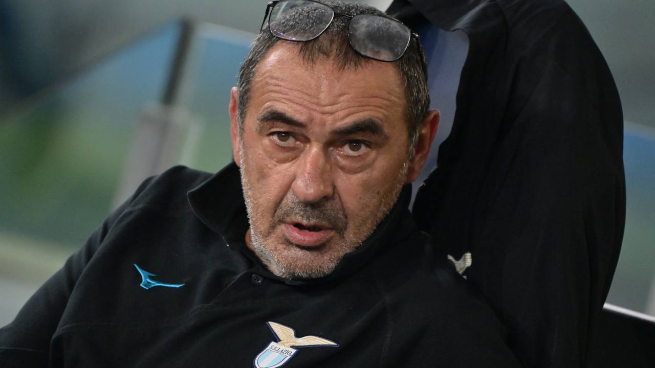 Maurizio Sarri contrariato in panchina