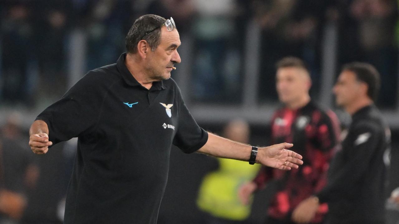 Maurizio Sarri a braccia aperte durante una partita della Lazio