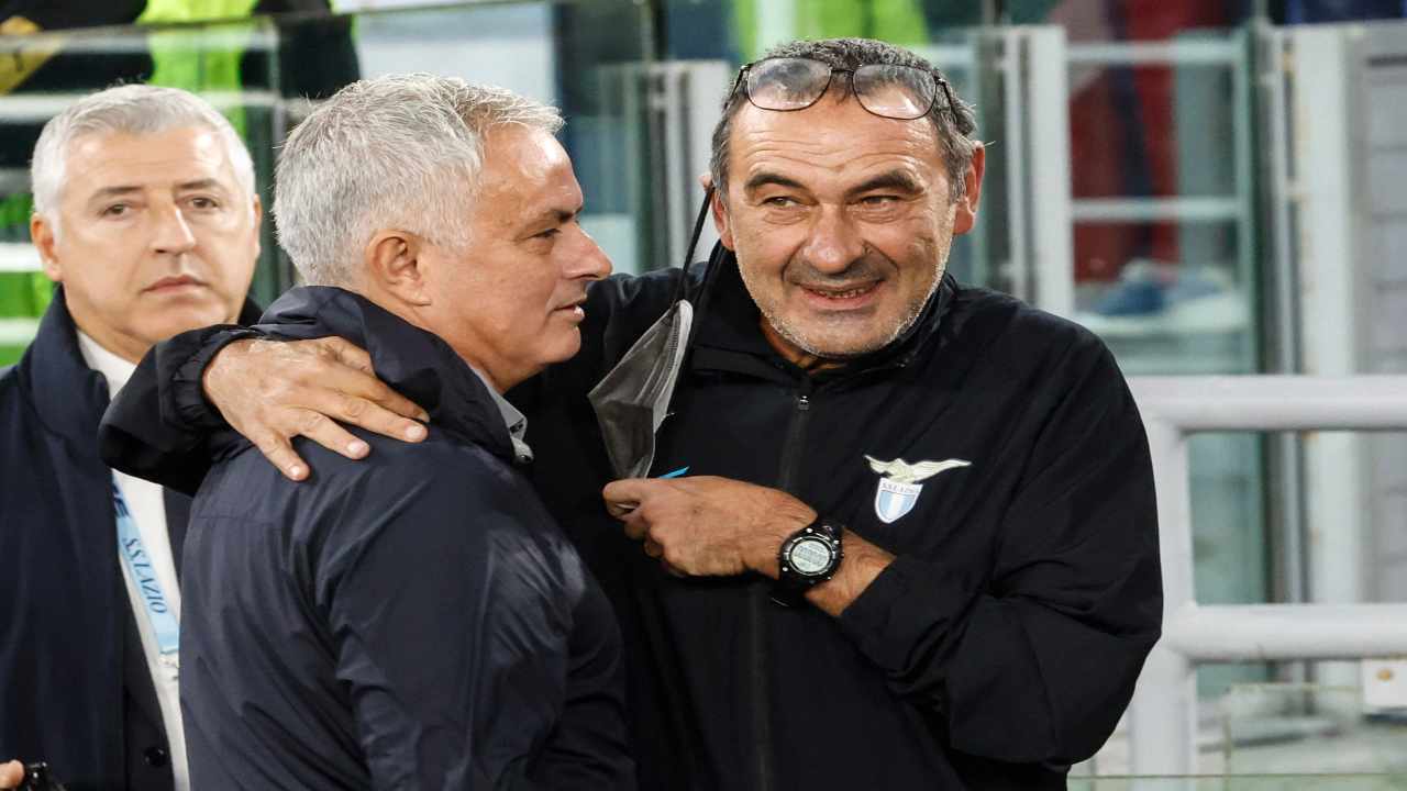 Sarri e Mourinho abbracciati