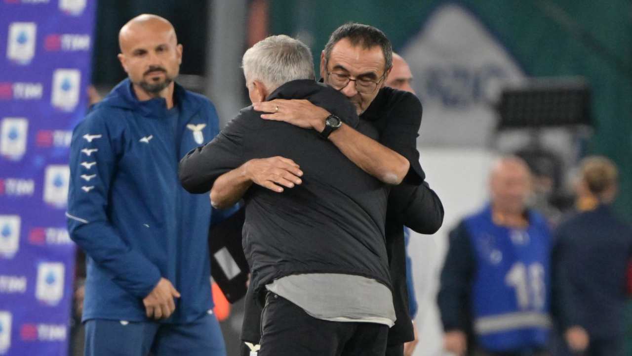Mourinho e Sarri, abbraccio prima del derby