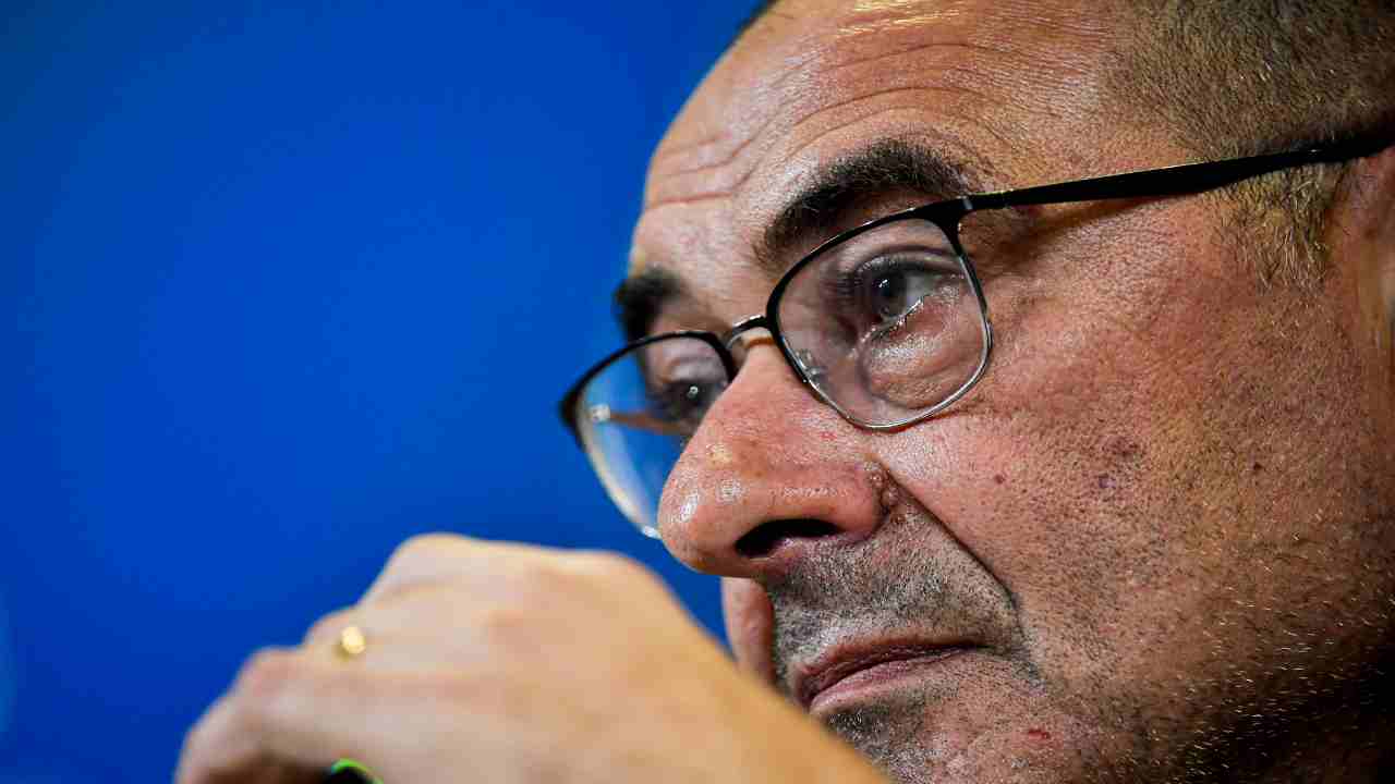Sarri pensieroso dopo l'eliminazione dall'Europa League