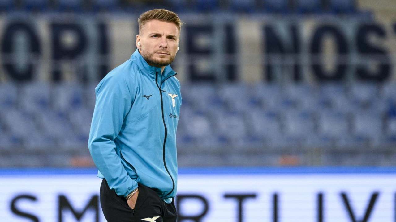 Immobile con la tuta della Lazio nel pre-partita