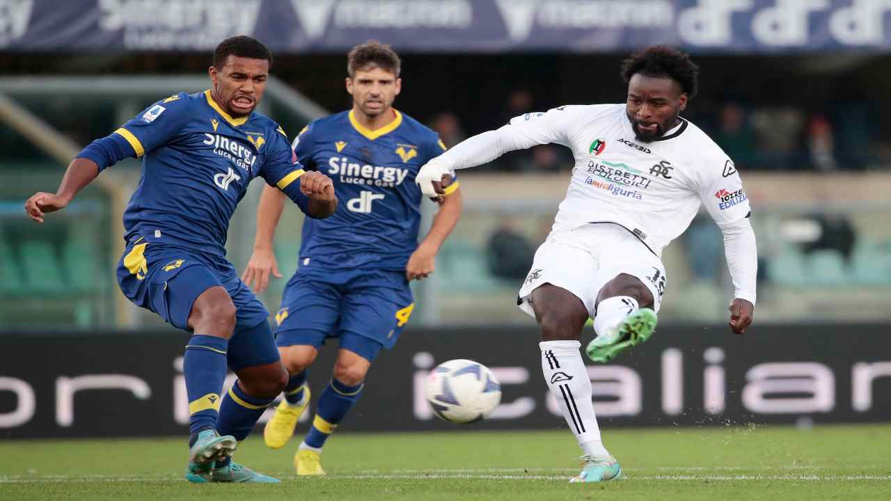 Nzola in rete con l'Hellas Verona. 