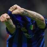 Giocatore Inter toglie la maglia