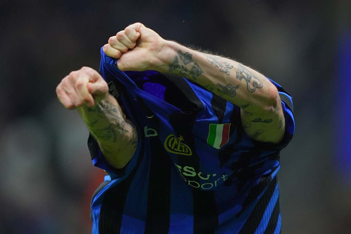 Giocatore Inter toglie la maglia