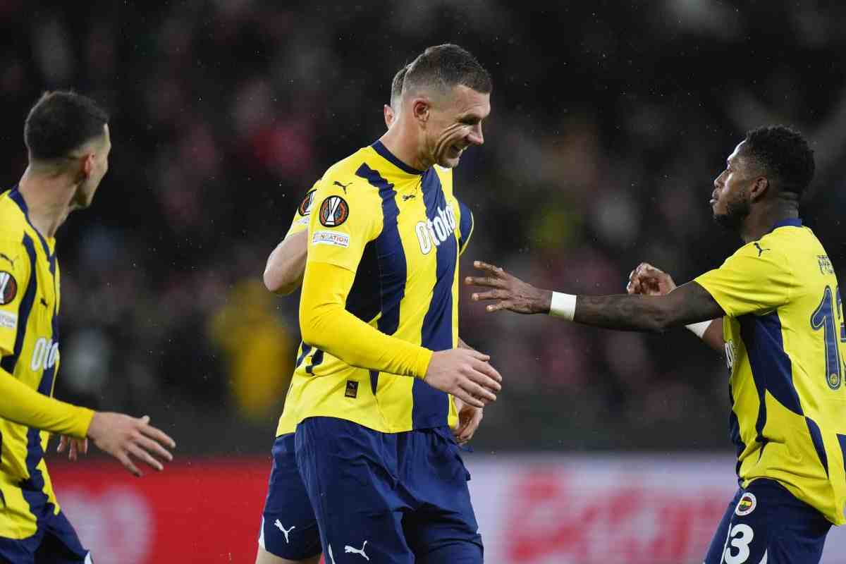 Edin Dzeko saluta il Fenerbahce