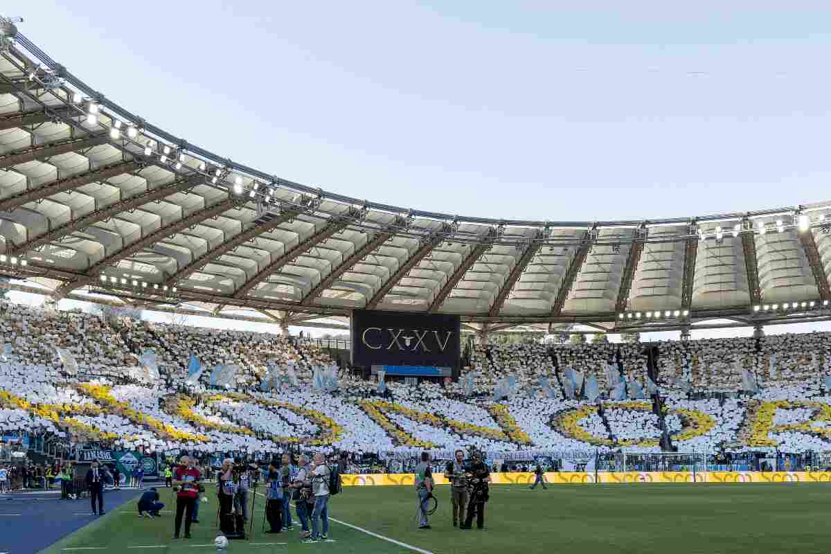 La tribuna di uno stadio