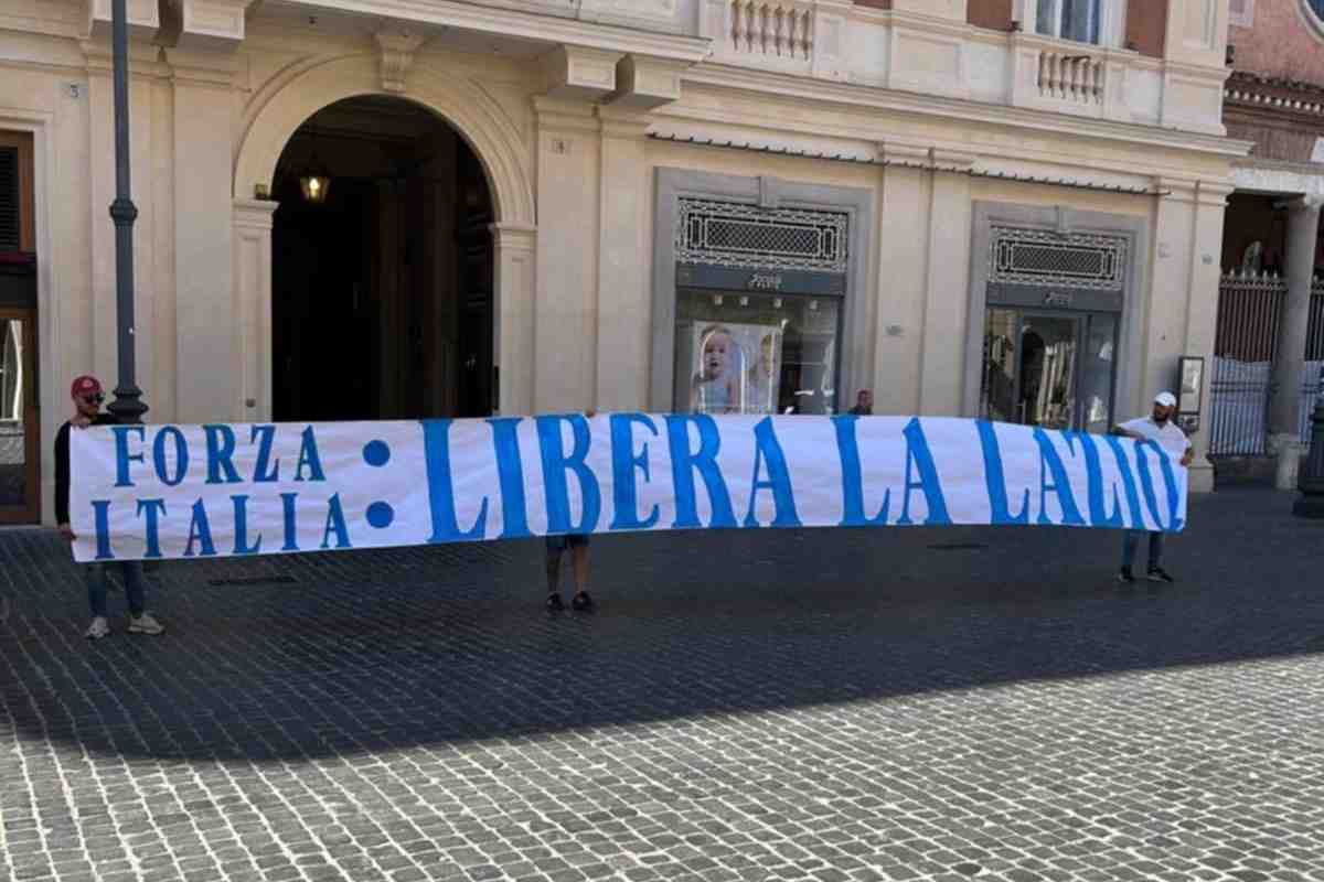 Striscione Libera la Lazio