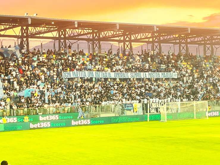 Striscione della curva per la squadra