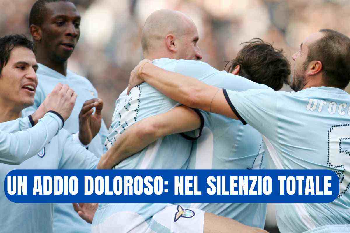 Abbraccio di gruppo dei giocatori della Lazio