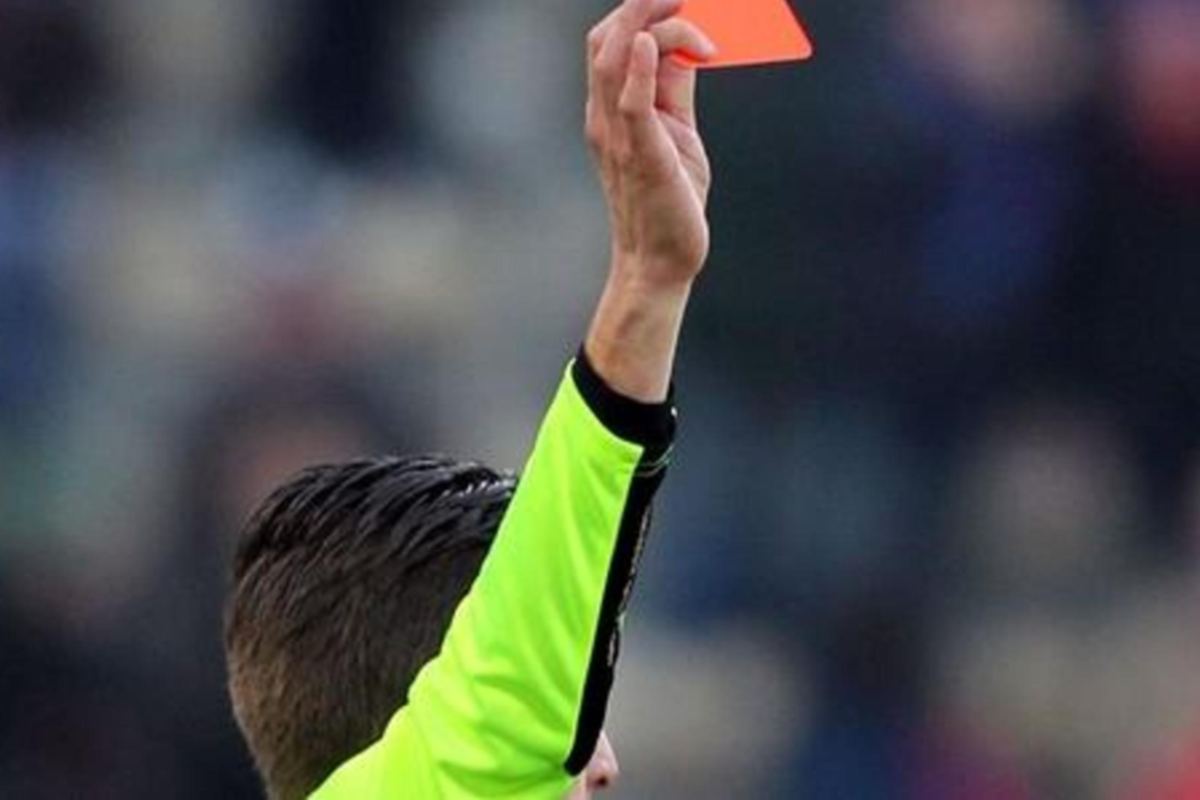 Un arbitro estrae il cartellino rosso durante una gara