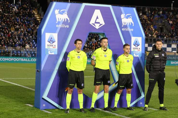 Arbitri in campo prima dell'inizio di un match