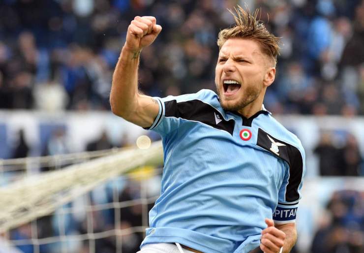 Ciro Immobile esulta dopo un gol segnato con la Lazio 
