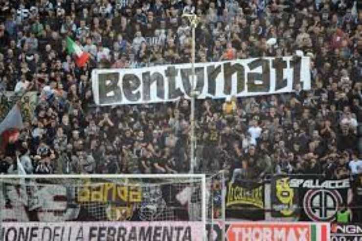 Lo striscione dedicato ai tifosi dell'Ascoli