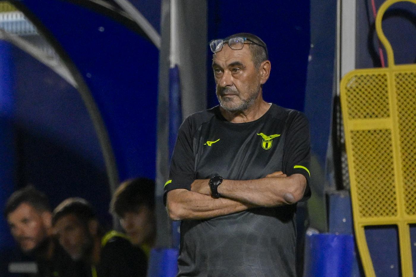 IIl tecnico della Lazio Maurizio Sarri in panchina a Formello