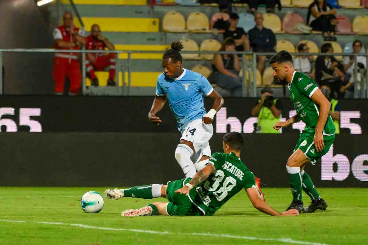 Tijjani Noslin si procura il rigore contro l'Avellino 