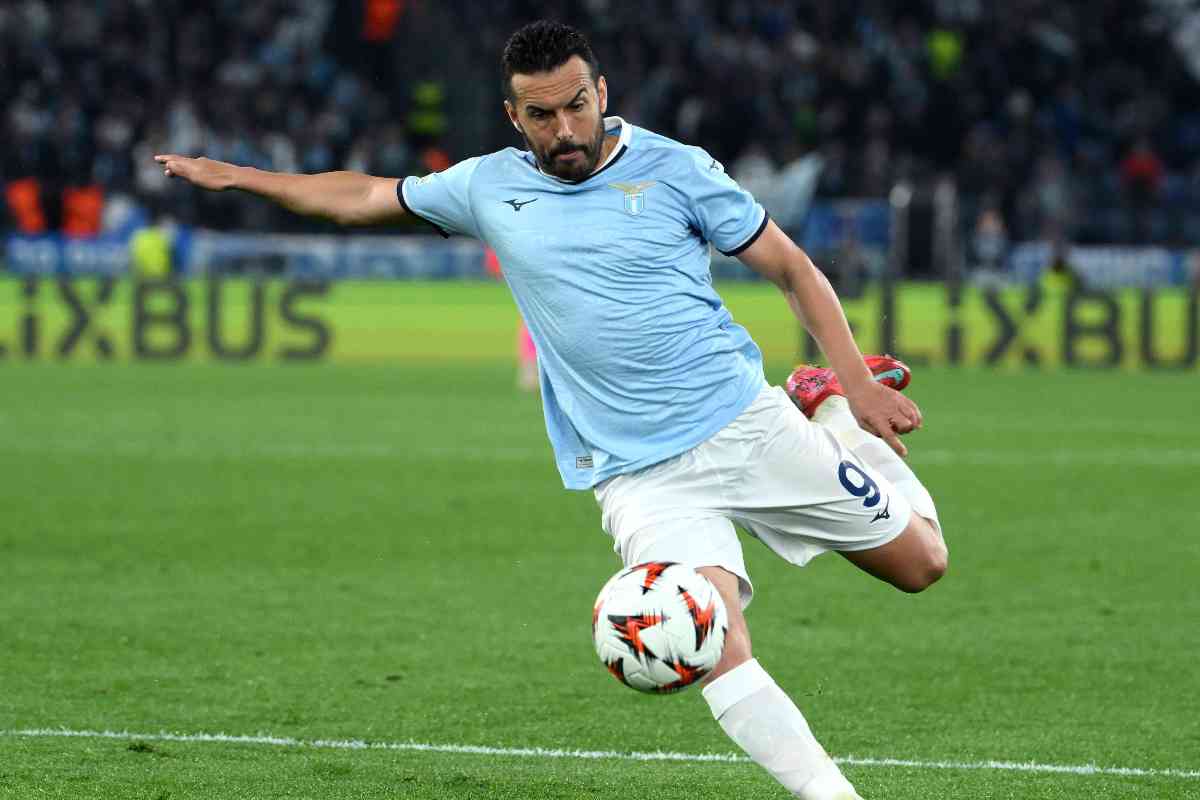 Pedro calcia il pallone