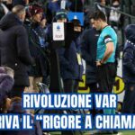 Un arbitro richiamato dsal Var a rivedere un episodio dubbio