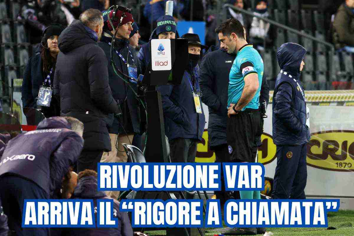 Un arbitro richiamato dsal Var a rivedere un episodio dubbio