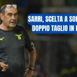Sarri pensieroso in panchina durante un'amichevole della Lazio