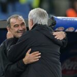 Sarri abbraccia Mourinho
