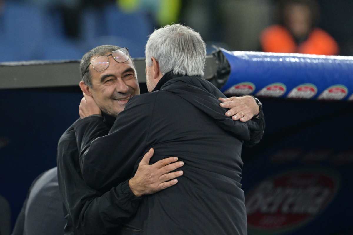 Sarri abbraccia Mourinho