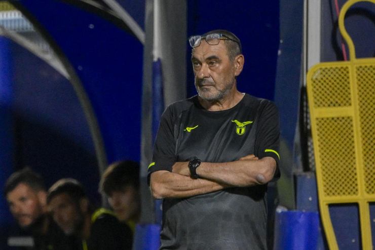 Maurizio Sarri in panchina durante una gara amichevole della Lazio 