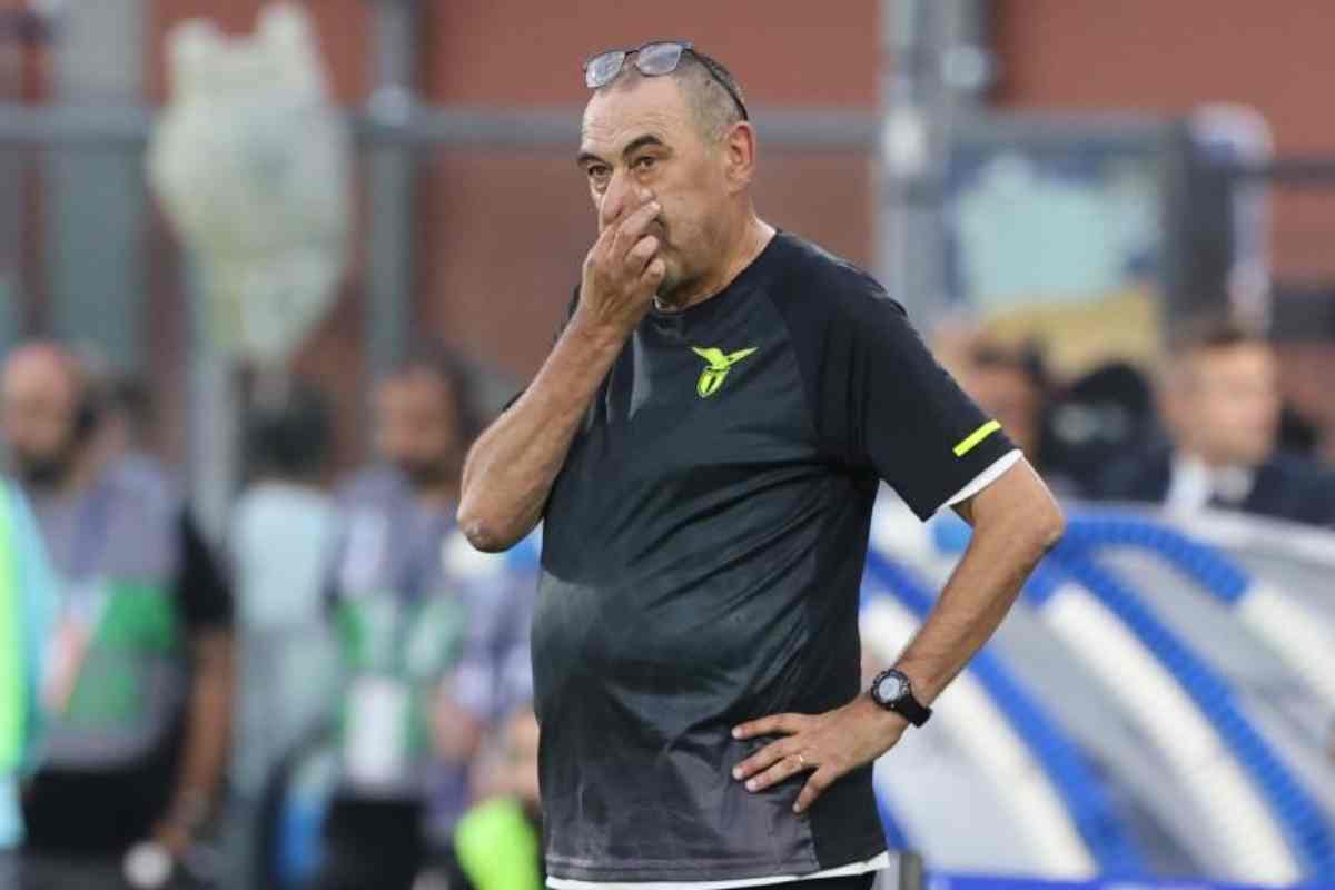 Sarri pensieroso in panchina