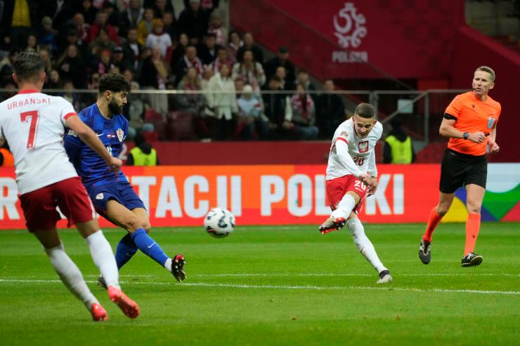 Sebastian Szymanski con la maglia della Polonia