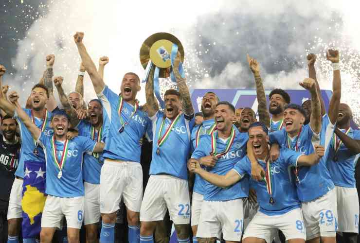 Il trofeo dei Campioni nella mani dei giocatori del Napoli