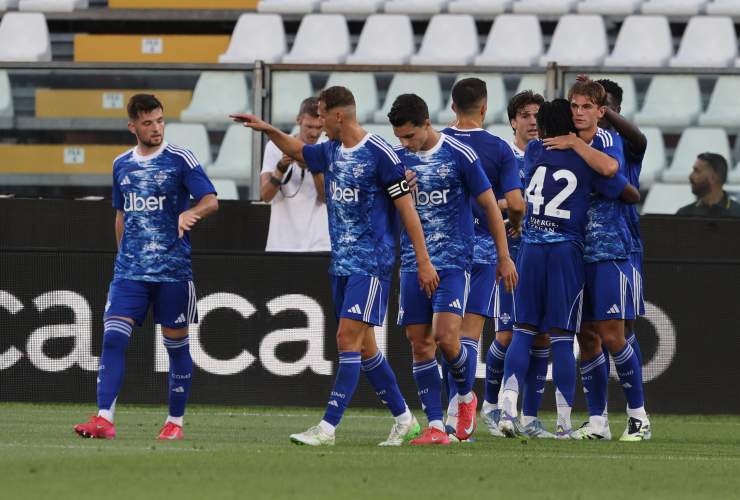I giocatori del Como esultano dopo un gol