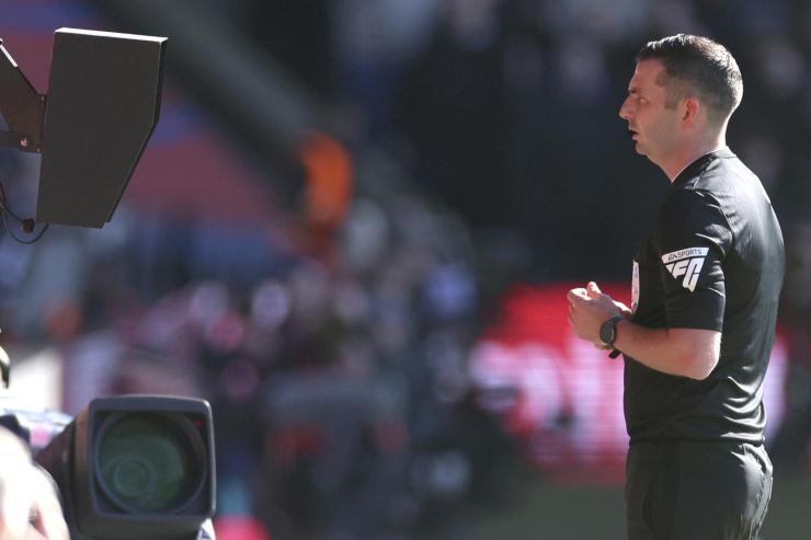 Un arbitro davanti al monitor dopo la chiamata Var