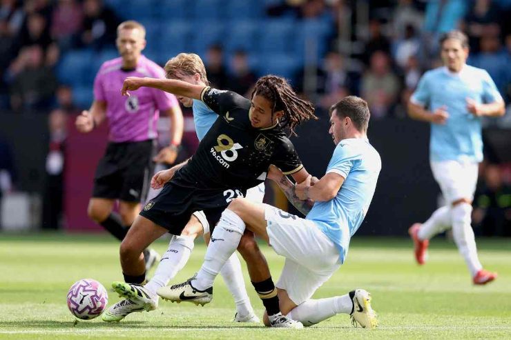 Hannibal e Romagnoli durante un contrasto nell'amichevole tra Burnley e Lazio