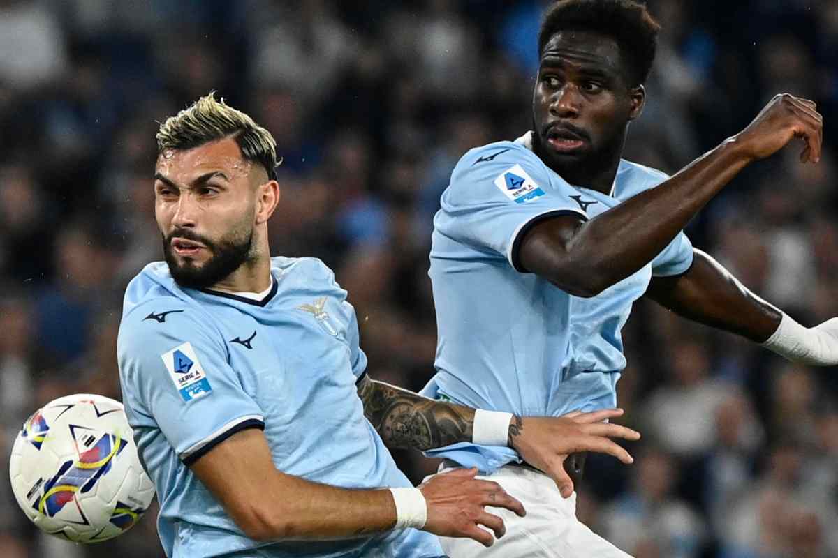 Castellanos e Dia mentre duellano per un pallone in area durante la gara col Lecce