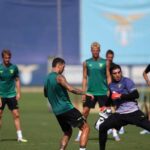 I giocatori della Lazio a Formello poco prima di partire per Bunley