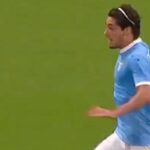 Matteo Cancellieri mentre vola nell'area del Galatasaray