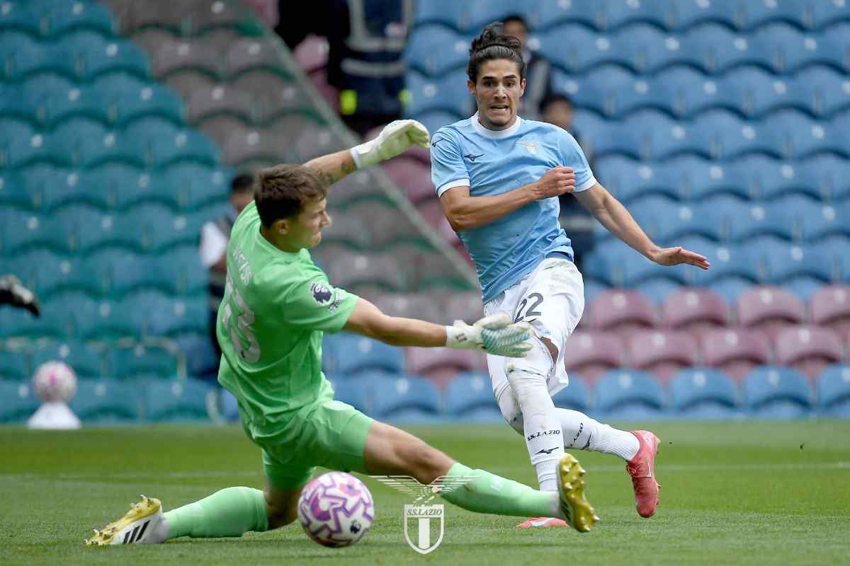 Matteo Cancellieri mentre segna al Burnley