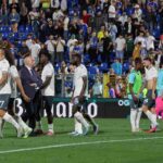 La delusione dipinta sui volti dei giocatori della Lazio dopo la sconfitta a Como