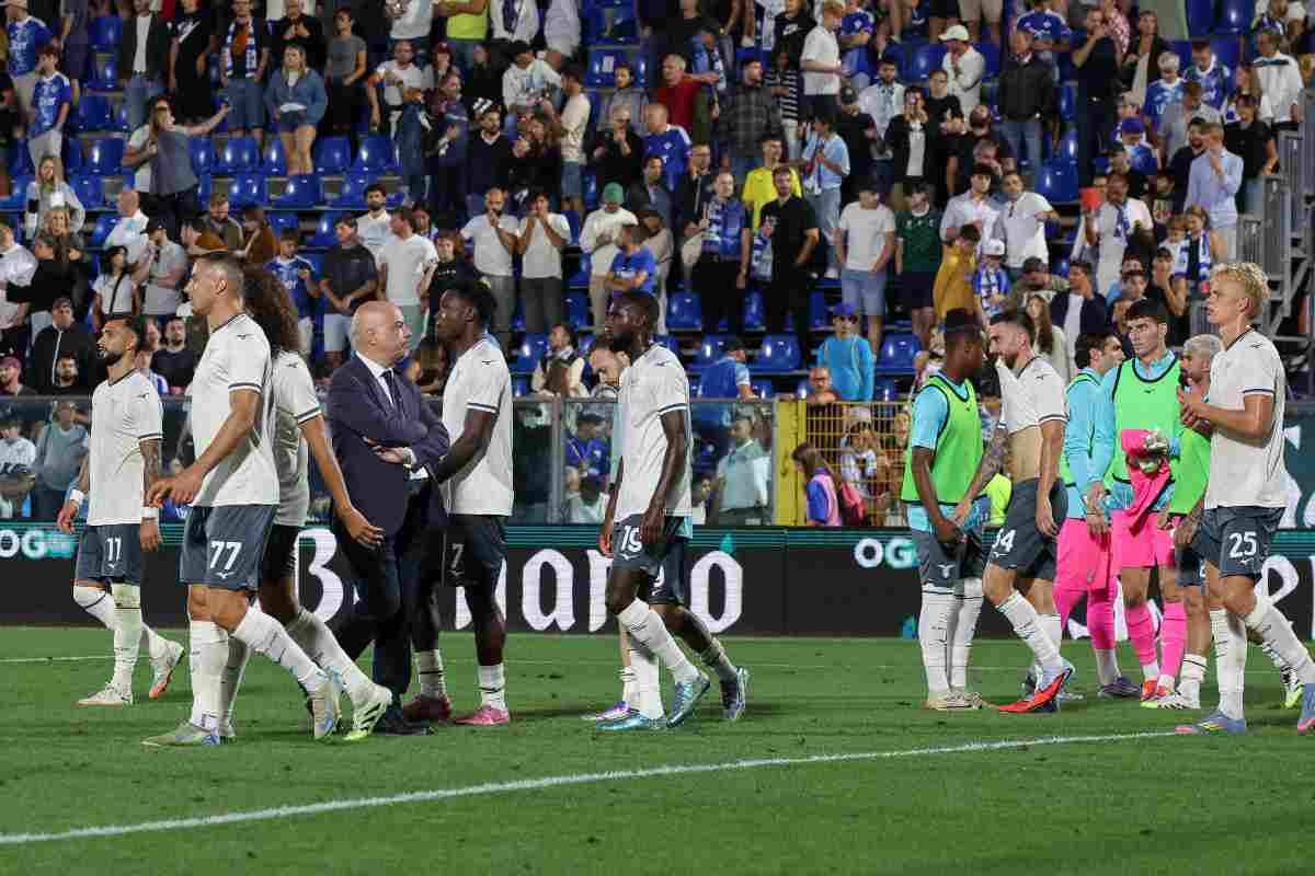 La delusione dipinta sui volti dei giocatori della Lazio dopo la sconfitta a Como