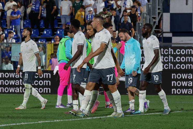La delusione della sconfitta col Como dipinta sui giocatori della Lazio