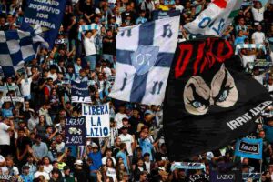 Tifosi della Lazio in curva prima di un derby