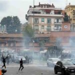 Un momento degli scontri a Ponte Milvio nell'ultimo derby