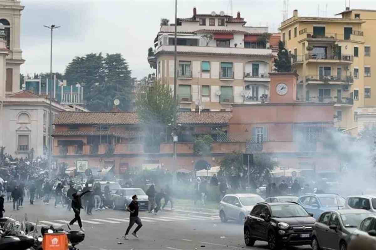 Un momento degli scontri a Ponte Milvio nell'ultimo derby