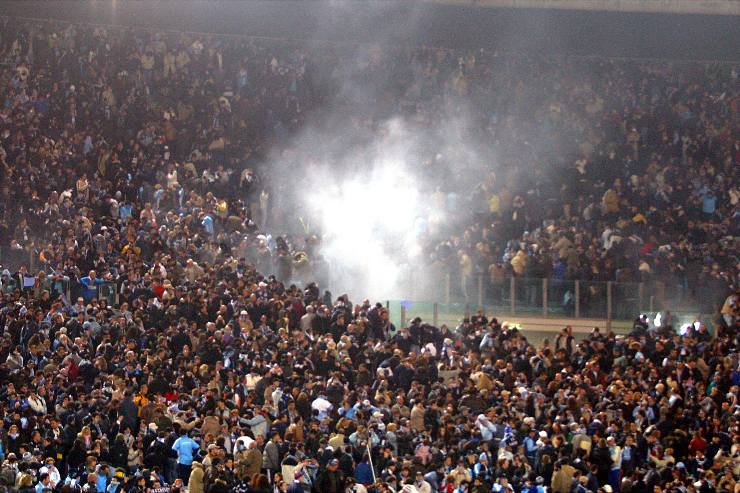 Un momento di tensione in tribuna di qualche derby del passato