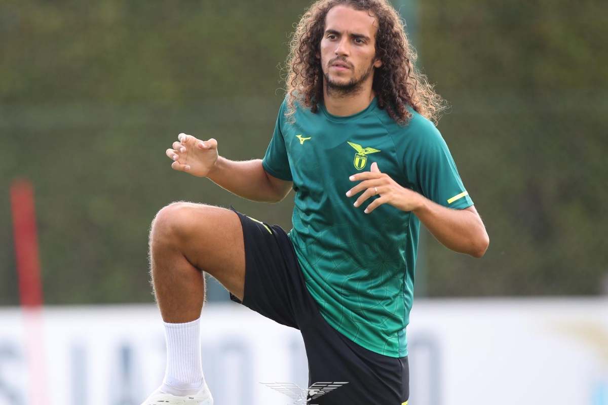 Mateo Guendouzi durante una seduta d'allenamento a Formello