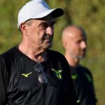 Maurizio Sarri mentre spiega ai giocatori a Formello cosa ha intenzione di fare