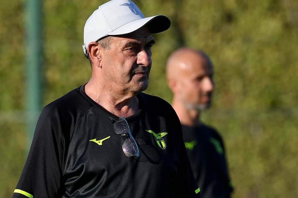 Maurizio Sarri mentre spiega ai giocatori a Formello cosa ha intenzione di fare