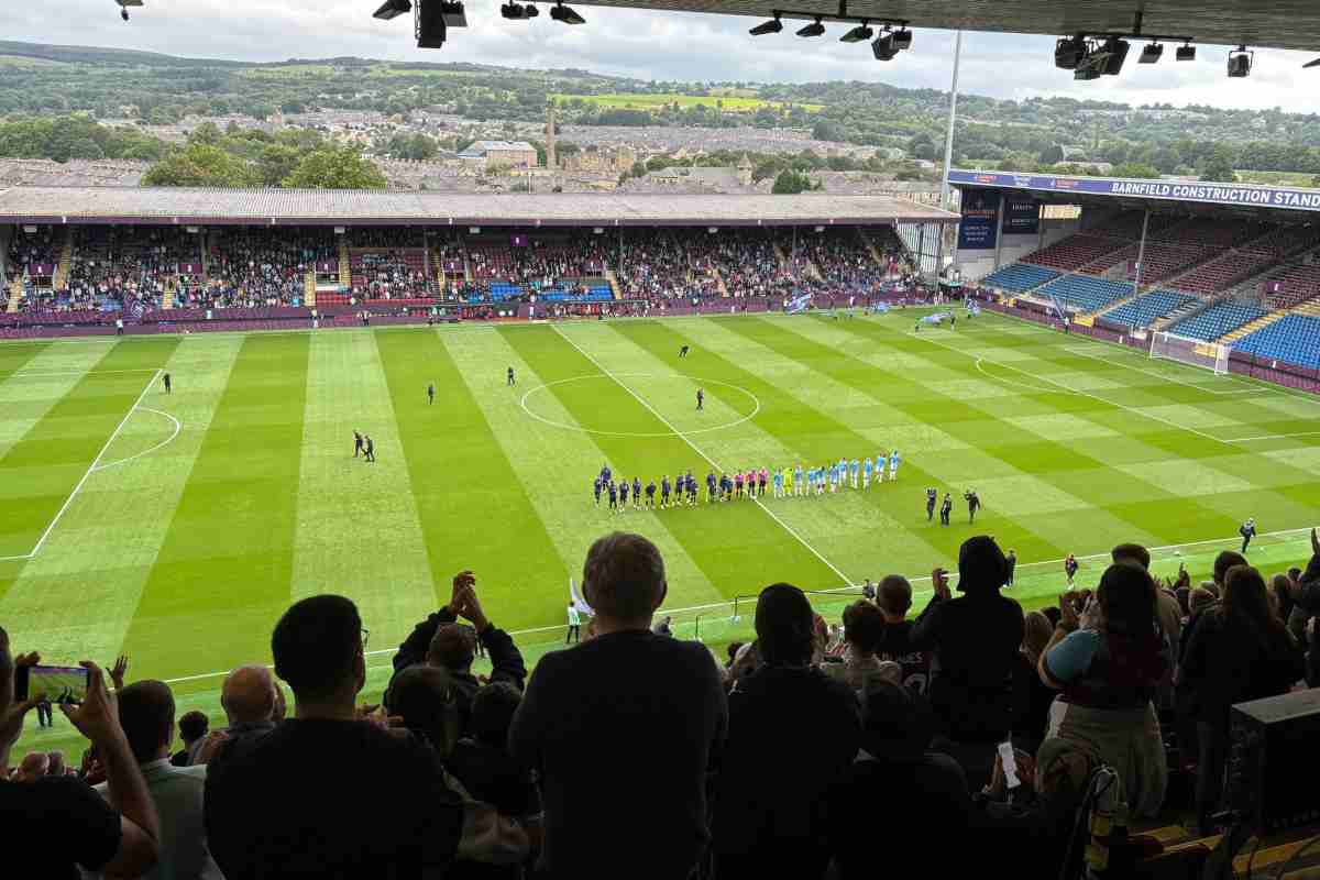 Burnley-Lazio le squadre in campo prima della gara